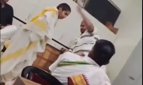 Ujjain: नेशनल इंस्टीट्यूट ऑफ वैदिक स्टडीज़ में शिक्षक ने छात्र को बेरहमी से पीटा Ujjain: नेशनल इंस्टीट्यूट ऑफ वैदिक स्टडीज़ में शिक्षक ने छात्र को बेरहमी से पीटा