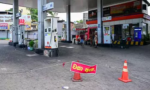 युद्ध असर के चलते Sri Lanka ने ईंधन की कीमतें 25 प्रतिशत बढ़ाईं युद्ध असर के चलते Sri Lanka ने ईंधन की कीमतें 25 प्रतिशत बढ़ाईं