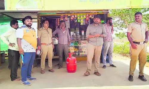 Karnataka : अवैध सिलेंडर ज़ब्त Karnataka : अवैध सिलेंडर ज़ब्त