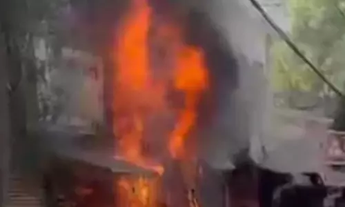 कपड़ा शॉप में लगी आग, पूरा स्टॉक जलकर खाक कपड़ा शॉप में लगी आग, पूरा स्टॉक जलकर खाक