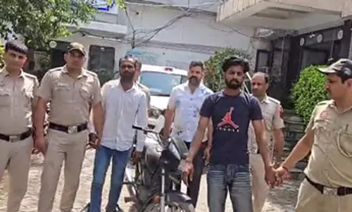 पुलिस ने दो वाहन चोर और चोरी का वाहन खरीदने वाले को किया गिरफ्तार पुलिस ने दो वाहन चोर और चोरी का वाहन खरीदने वाले को किया गिरफ्तार