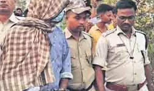 कॉलेज छात्रा से रेप और हत्या के आरोप में मुख्य आरोपी समेत 2 अन्य गिरफ्तार कॉलेज छात्रा से रेप और हत्या के आरोप में मुख्य आरोपी समेत 2 अन्य गिरफ्तार