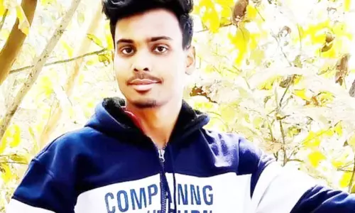 पेड़ पर लटकी मिली युवक की लाश पेड़ पर लटकी मिली युवक की लाश