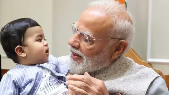 ज़रा देखिए: PM मोदी ने अपने Instagram हैंडल पर एक प्यारे से बच्चे के साथ तस्वीर शेयर की ज़रा देखिए: PM मोदी ने अपने Instagram हैंडल पर एक प्यारे से बच्चे के साथ तस्वीर शेयर की