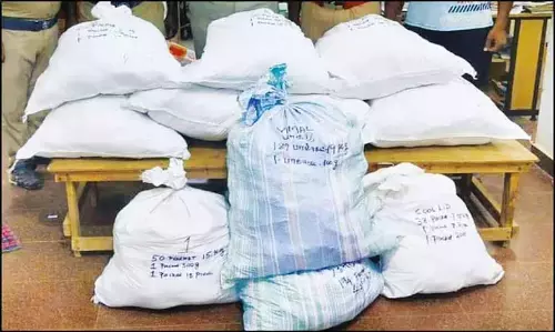 Paramakudi में 12 किलो तंबाकू ज़ब्त होने के बाद BJP कार्यकर्ता फ़रार Paramakudi में 12 किलो तंबाकू ज़ब्त होने के बाद BJP कार्यकर्ता फ़रार