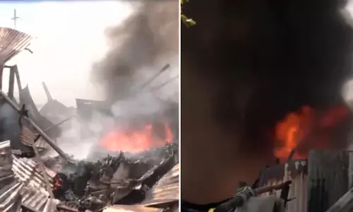 Indore : कबाड़ गोदाम में लगी आग, 10 टैंकरों की मदद से बुझाई गई Indore : कबाड़ गोदाम में लगी आग, 10 टैंकरों की मदद से बुझाई गई