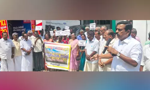 धान की खरीद में देरी; District धान अधिकारी का घेराव धान की खरीद में देरी; District धान अधिकारी का घेराव