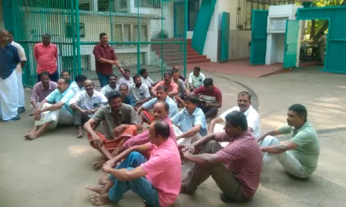 Kerala : ठेका कर्मचारियों ने KPPL का गेट जाम किया Kerala : ठेका कर्मचारियों ने KPPL का गेट जाम किया