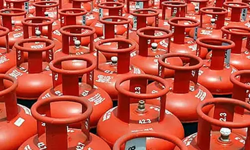 Cooking gas unavailable ; काला बाज़ार में व्यापक रूप से मौजूद
