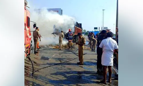 Kerala: राष्ट्रीय राजमार्ग पर घास से लदे ट्रक में आग लगी Kerala: राष्ट्रीय राजमार्ग पर घास से लदे ट्रक में आग लगी