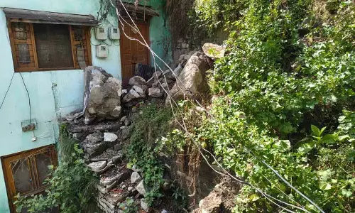 Kullu के अखारा बाज़ार में दो दिनों में दूसरी बार भूस्खलन, 25 घरों पर खतरा