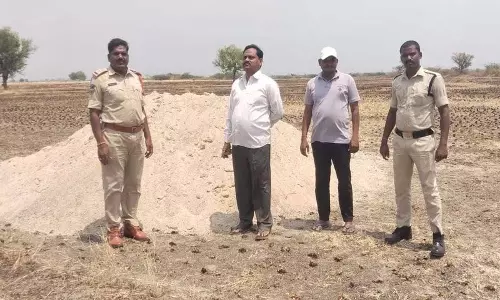 Narayanpet: अधिकारियों को कोल्लूर में इंदिराम्मा घरों के लिए अवैध रेत के ढेर मिले Narayanpet: अधिकारियों को कोल्लूर में इंदिराम्मा घरों के लिए अवैध रेत के ढेर मिले