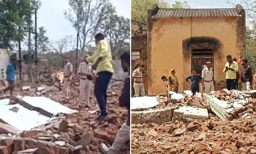 Naregal में गैस सिलेंडर उपलब्ध नहीं; लकड़ी के चूल्हे का सहारा Naregal में गैस सिलेंडर उपलब्ध नहीं; लकड़ी के चूल्हे का सहारा