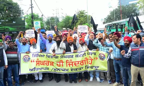 जालंधर में मंत्री के घर की ओर ETT शिक्षकों के मार्च के कारण BMC चौक जाम हो गया