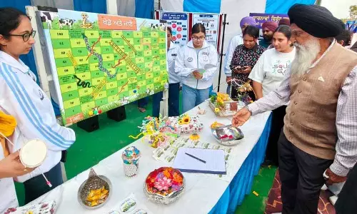 Ludhiana: किसानों ने खेला शिक्षाप्रद सांप-सीढ़ी का खेल