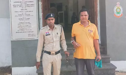 व्यवसायी ब्लैकमेलिंग के आरोप में गिरफ्तार, EOW अधिकारी बनकर दोस्त से कर रहा था उगाही व्यवसायी ब्लैकमेलिंग के आरोप में गिरफ्तार, EOW अधिकारी बनकर दोस्त से कर रहा था उगाही