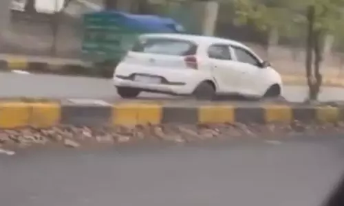 कार के बोनट पर ट्रैफिक पुलिसकर्मी को घसीटने का मामला सामने आया, खौफनाक मंजर LIVE....