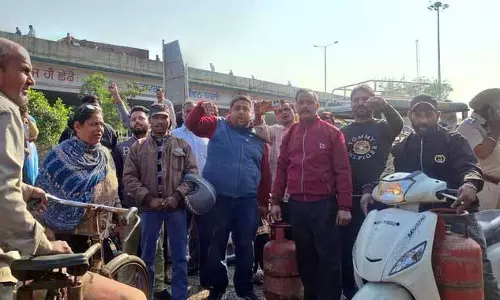 लुधियाना के निवासियों ने LPG डिलीवरी में देरी को लेकर सड़क जाम की लुधियाना के निवासियों ने LPG डिलीवरी में देरी को लेकर सड़क जाम की