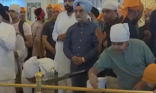 दिल्ली के LG तरणजीत सिंह संधू ने गुरुद्वारा बंगला साहिब में सेवा की
