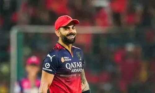 Kohli ने मुस्कुराते हुए इमोजी के साथ लंदन चार्टर फ़्लाइट की अफ़वाहों को ख़ारिज किया Kohli ने मुस्कुराते हुए इमोजी के साथ लंदन चार्टर फ़्लाइट की अफ़वाहों को ख़ारिज किया