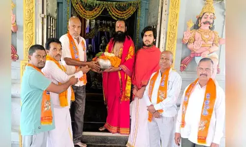 हाथ से छिले हुए पवित्र चावल की भेंट भद्राचलम रामय्या तीर्थ के लिए प्रस्थान हाथ से छिले हुए पवित्र चावल की भेंट भद्राचलम रामय्या तीर्थ के लिए प्रस्थान
