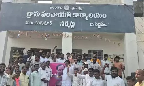 नर्मेटा ऑयल पाम फैक्ट्री के उद्घाटन के दौरान BRS कार्यकर्ताओं ने KCR का पालाभिषेकम किया नर्मेटा ऑयल पाम फैक्ट्री के उद्घाटन के दौरान BRS कार्यकर्ताओं ने KCR का पालाभिषेकम किया