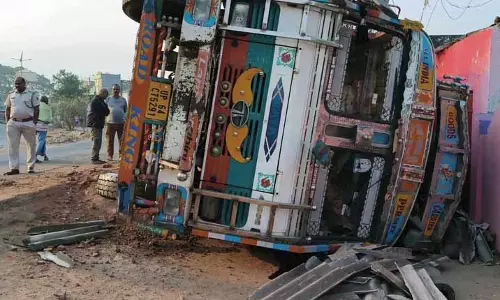 Rayagada में बॉक्साइट से भरा टैंकर सड़क किनारे बने घरों से टकराया, परिवार बाल-बाल बचे Rayagada में बॉक्साइट से भरा टैंकर सड़क किनारे बने घरों से टकराया, परिवार बाल-बाल बचे