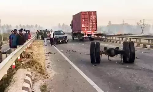 AP: एरनागुडेम के पास राष्ट्रीय राजमार्ग पर दो कारों की टक्कर से तीन लोगों की मौत AP: एरनागुडेम के पास राष्ट्रीय राजमार्ग पर दो कारों की टक्कर से तीन लोगों की मौत