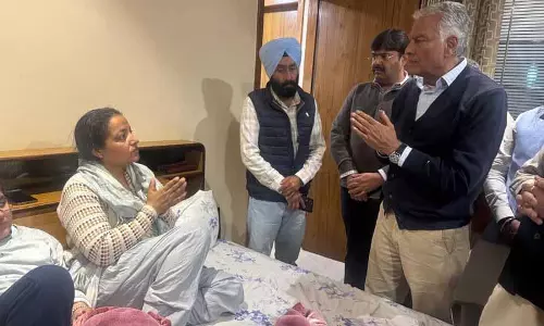 जाखड़ ने Punjab वेयरहाउसिंग कॉर्पोरेशन के DM की पत्नी और परिवार से मुलाक़ात की