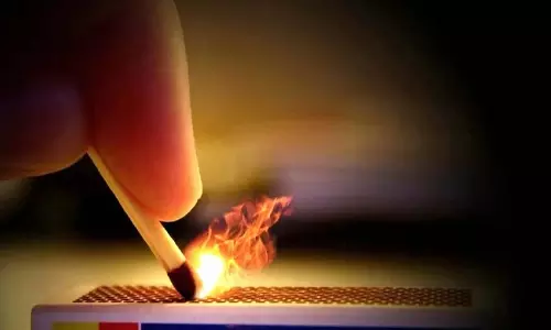 बाइक की पेट्रोल टंकी में माचिस लगाकर युवकों ने किया तोड़फोड़, आरोपी फरार बाइक की पेट्रोल टंकी में माचिस लगाकर युवकों ने किया तोड़फोड़, आरोपी फरार