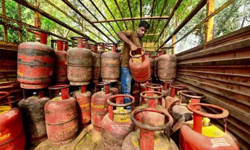 घरेलू उत्पादन में सुधार के चलते सरकार ने कमर्शियल LPG का आवंटन बढ़ाकर 50% किया घरेलू उत्पादन में सुधार के चलते सरकार ने कमर्शियल LPG का आवंटन बढ़ाकर 50% किया