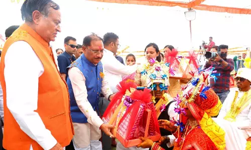 CM साय ने गोंडवाना समाज के आदर्श सामूहिक विवाह में नवदंपतियों को दिया आशीर्वाद CM साय ने गोंडवाना समाज के आदर्श सामूहिक विवाह में नवदंपतियों को दिया आशीर्वाद