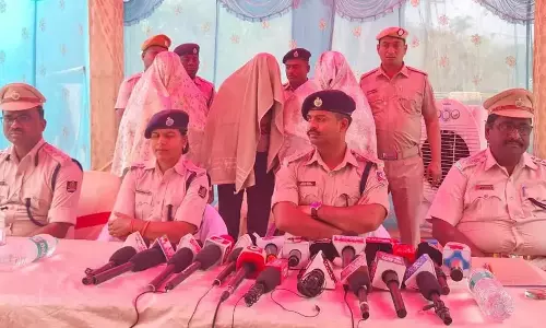 Odisha में छात्रा हत्या-बलात्कार मामला सुलझा, 4 आरोपी गिरफ्तार Odisha में छात्रा हत्या-बलात्कार मामला सुलझा, 4 आरोपी गिरफ्तार
