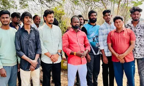 सड़क निर्माण कार्य शुरू करने की मांग को लेकर युवाओं का धरना