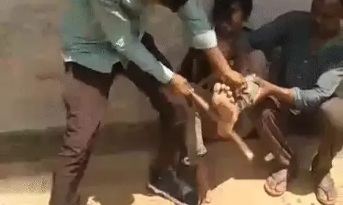 चोरी के शक में युवक की बेरहमी से पिटाई, कपड़े फाड़े और बाल काटे, 3 ग्रामीणों पर FIR चोरी के शक में युवक की बेरहमी से पिटाई, कपड़े फाड़े और बाल काटे, 3 ग्रामीणों पर FIR