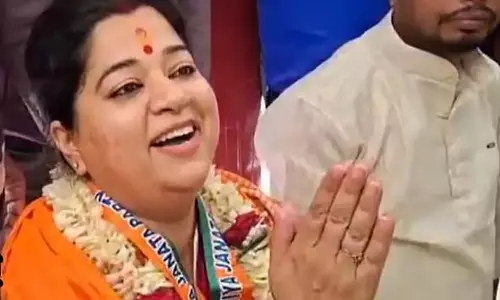 मंदिर का दरवाज़ा बंद होने के बाद BJP के बर्दवान दक्षिण उम्मीदवार की प्रतिक्रिया मंदिर का दरवाज़ा बंद होने के बाद BJP के बर्दवान दक्षिण उम्मीदवार की प्रतिक्रिया