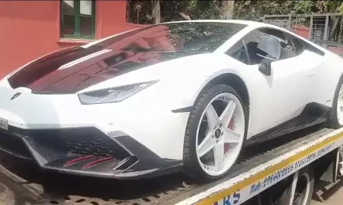 बेंगलुरु में अनिल कुंबले सर्कल पर Lamborghini से स्टंट, पुलिस ने कार जब्त की बेंगलुरु में अनिल कुंबले सर्कल पर Lamborghini से स्टंट, पुलिस ने कार जब्त की