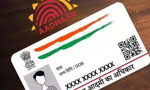 चुनावों से पहले, पंचायत के कूड़ेदान से Aadhaar cards से भरे बैग बरामद