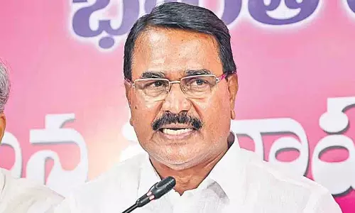 सिंगिरेड्डी निरंजन रेड्डी: KCR और मैंने तेलंगाना के ऑयल पाम उद्योग को बढ़ावा दिया सिंगिरेड्डी निरंजन रेड्डी: KCR और मैंने तेलंगाना के ऑयल पाम उद्योग को बढ़ावा दिया