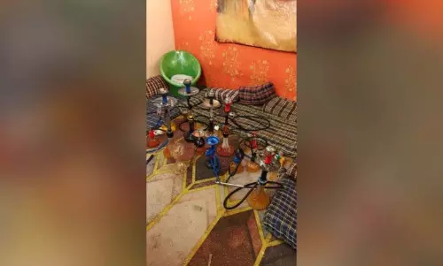 Hyderabad police ने अवैध हुक्का पार्लर पर छापा मारा, 10 लोग हिरासत में Hyderabad police ने अवैध हुक्का पार्लर पर छापा मारा, 10 लोग हिरासत में