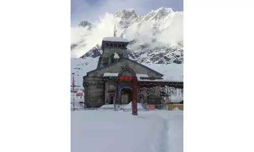 भारी बर्फबारी से Kedarnath धाम 3-4 फीट मोटी बर्फ की चादर से ढका