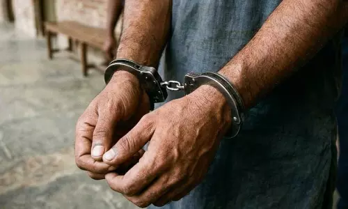 ड्रग्स पर बड़ी कार्रवाई, मुंबई का माफिया गिरफ्तार ड्रग्स पर बड़ी कार्रवाई, मुंबई का माफिया गिरफ्तार