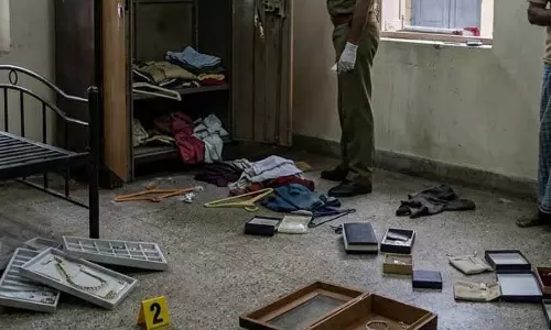 Spider-Man जैकेट में वारदात, पुलिसकर्मी के घर में चोरों ने उड़ाए 80 लाख के जेवर Spider-Man जैकेट में वारदात, पुलिसकर्मी के घर में चोरों ने उड़ाए 80 लाख के जेवर