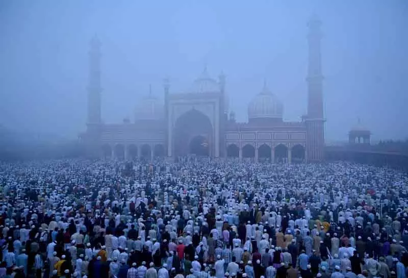 Delhi में ईद-उल-फितर का जश्न नमाज़ और दावतों के साथ मनाया गया Delhi में ईद-उल-फितर का जश्न नमाज़ और दावतों के साथ मनाया गया