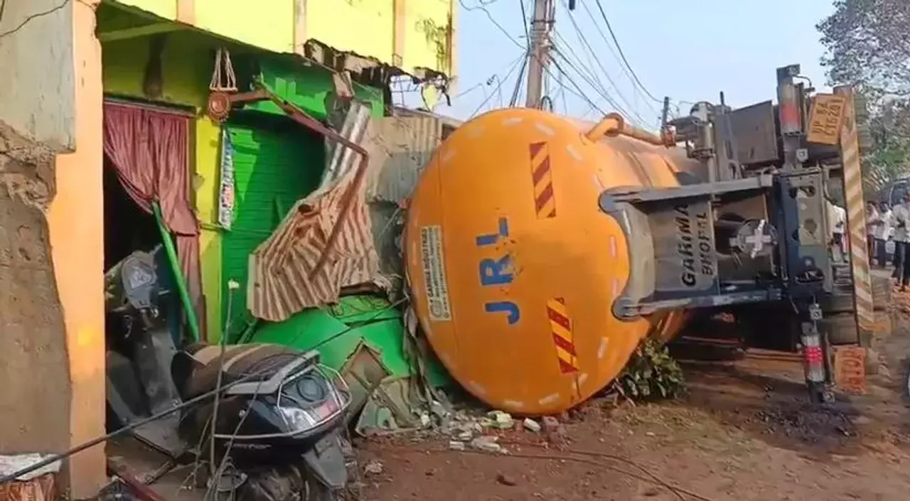Odisha : रायगड़ा में घरों पर पलटा बल्कर ट्रक, तीन परिवारों की बाल-बाल बची जान Odisha : रायगड़ा में घरों पर पलटा बल्कर ट्रक, तीन परिवारों की बाल-बाल बची जान