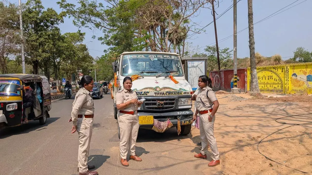 Odisha : पूरे राज्य में सड़क सुरक्षा अभियान शुरू, पहले दिन 17,800 से ज़्यादा ई-चालान जारी Odisha : पूरे राज्य में सड़क सुरक्षा अभियान शुरू, पहले दिन 17,800 से ज़्यादा ई-चालान जारी