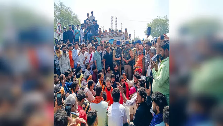फरसा वाले बाबा की मौत के बाद हुए बवाल मामले में 300 पर केस दर्ज, 14 गिरफ्तार फरसा वाले बाबा की मौत के बाद हुए बवाल मामले में 300 पर केस दर्ज, 14 गिरफ्तार