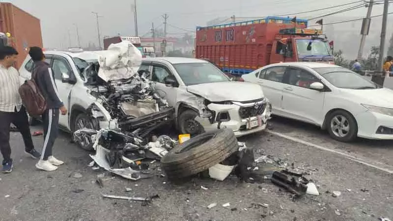 घना कोहरा, पानीपत में NH-44 पर 15 वाहन आपस में टकराए; 10 घायल घना कोहरा, पानीपत में NH-44 पर 15 वाहन आपस में टकराए; 10 घायल