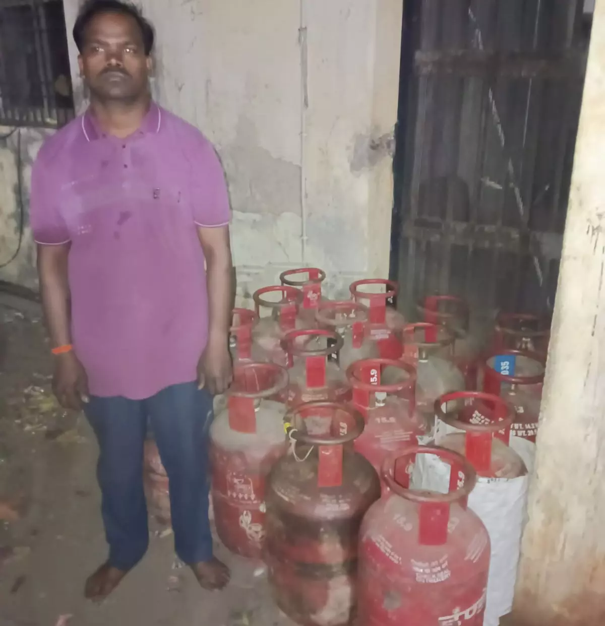 खमतराई में कालाबाजारी पकड़ी गई, 16 नग गैस सिलेंडर के साथ युवक गिरफ्तार खमतराई में कालाबाजारी पकड़ी गई, 16 नग गैस सिलेंडर के साथ युवक गिरफ्तार