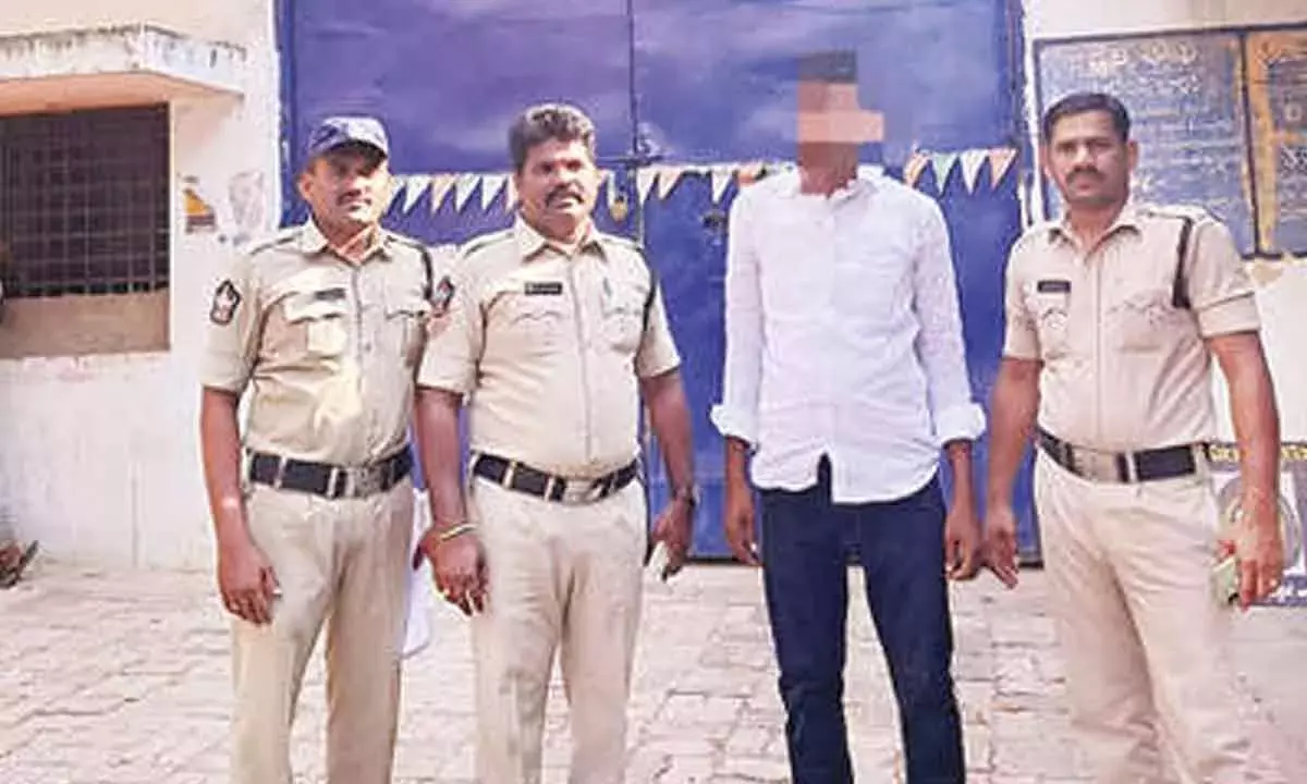 Andhra: ताड़ीपत्री में जुए के आदी व्यक्ति को गिरफ़्तार किया गया Andhra: ताड़ीपत्री में जुए के आदी व्यक्ति को गिरफ़्तार किया गया